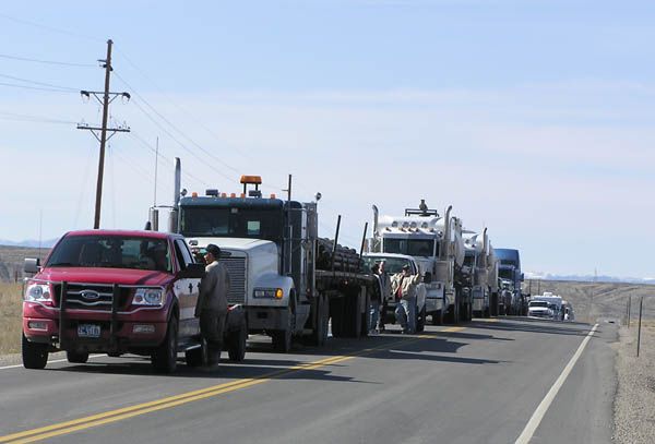 Traffic backed up. Photo by Dawn Ballou, Pinedale Online.