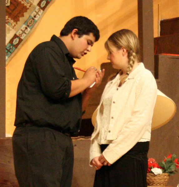 Questioning the guests. Photo by Dawn Ballou, Pinedale Online.