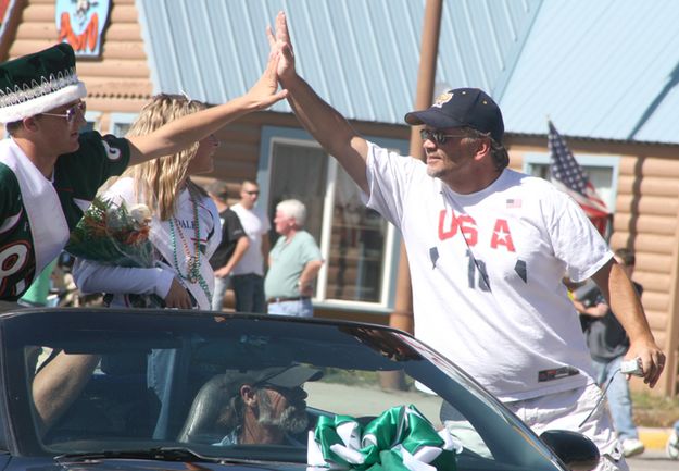 High Five. Photo by Pam McCulloch, Pinedale Online.