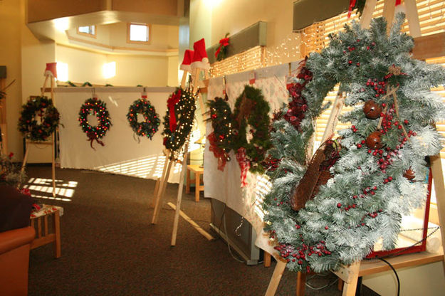 Wreath Auction. Photo by Dawn Ballou, Pinedale Online.