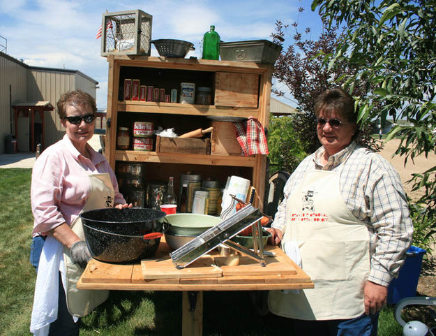 Dutch Oven Cook-off. Photo by Dawn Ballou, Pinedale Online.