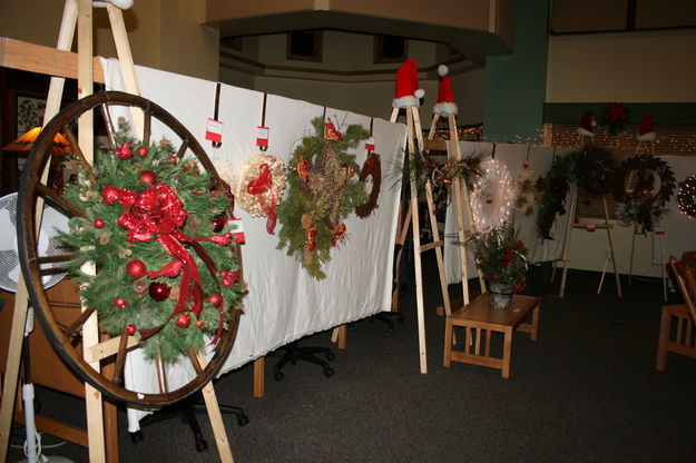 Wreath Auction. Photo by Dawn Ballou, Pinedale Online.