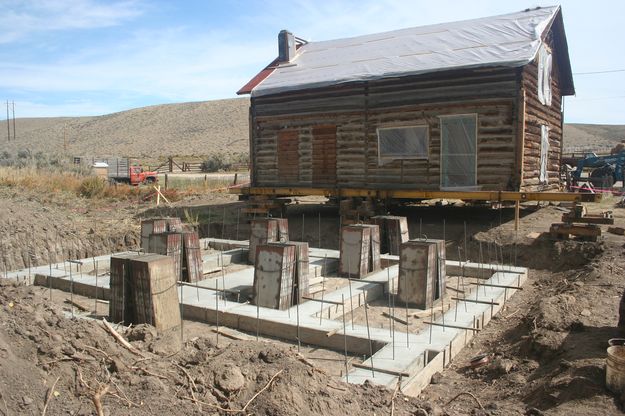 Moving the house. Photo by Clint Gilchrist, Pinedale Online.