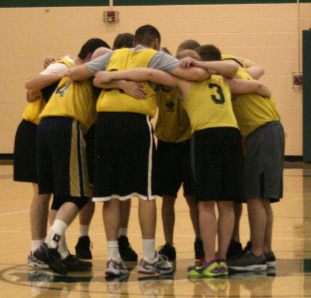 Huddle. Photo by Dawn Ballou, Pinedale Online.