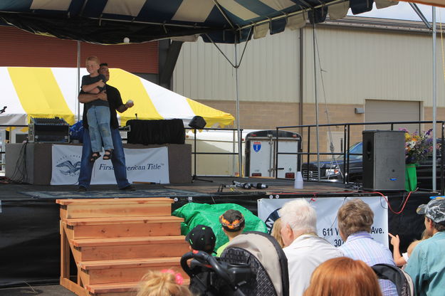 Juggling balls and a kid. Photo by Dawn Ballou, Pinedale Online.