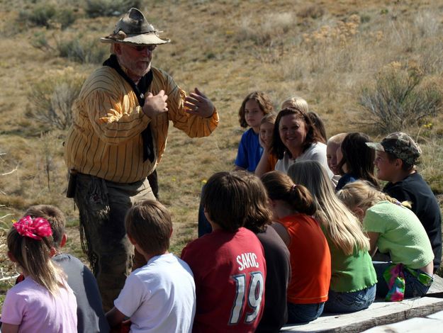 Learning signs. Photo by Pinedale Online.