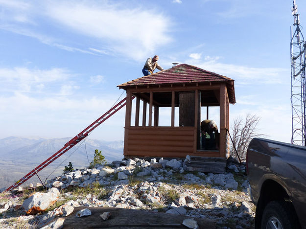 Finishing touches. Photo by Dawn Ballou, Pinedale Online.