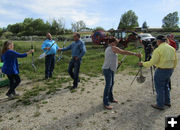 Handing out shovels. Photo by Dawn Ballou, Pinedale Online.