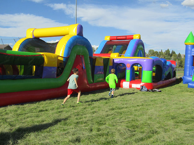 Running to fun. Photo by Dawn Ballou, Pinedale Online.