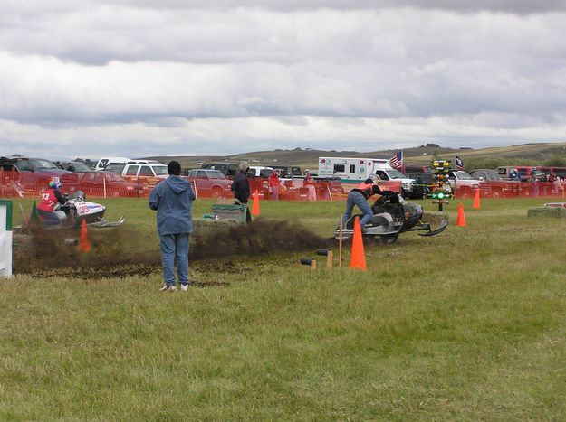 Kicking up dirt. Photo by Pinedale Online.