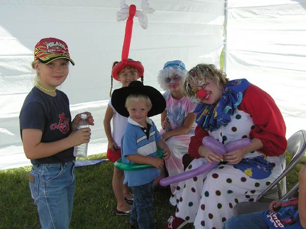 Balloon Tying. Photo by Pinedale Online.