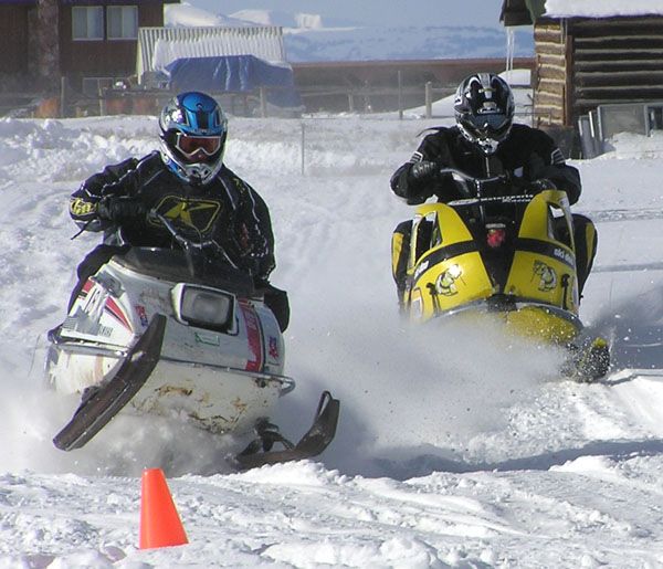 Close Snowmobile Race. Photo by Pinedale Online.