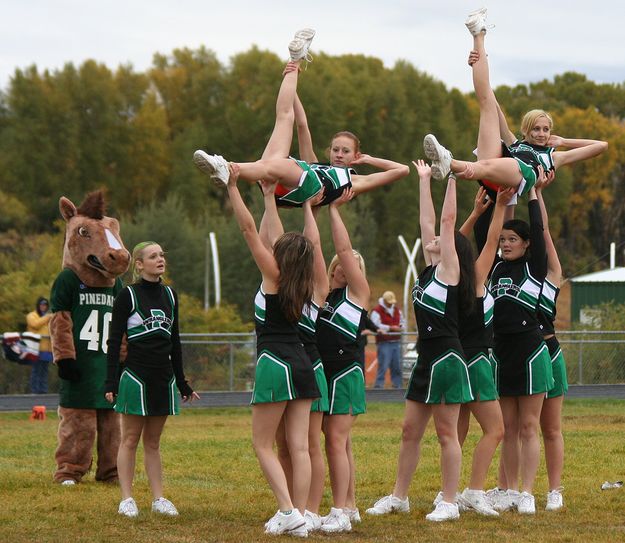 Pinedale Cheerleaders. Photo by Clint Gilchrist, Pinedale Online.