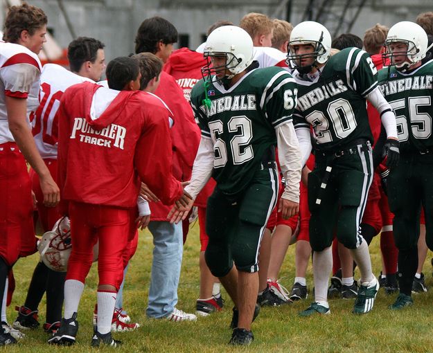 Sportsmanship. Photo by Clint Gilchrist, Pinedale Online.