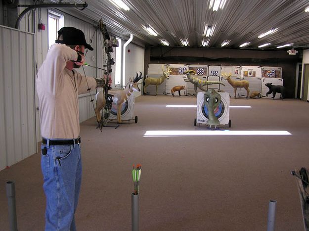 Taking Aim. Photo by Dawn Ballou, Pinedale Online.