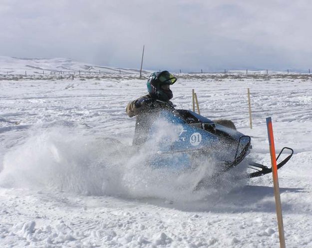 Around the turn. Photo by Dawn Ballou, Pinedale Online.