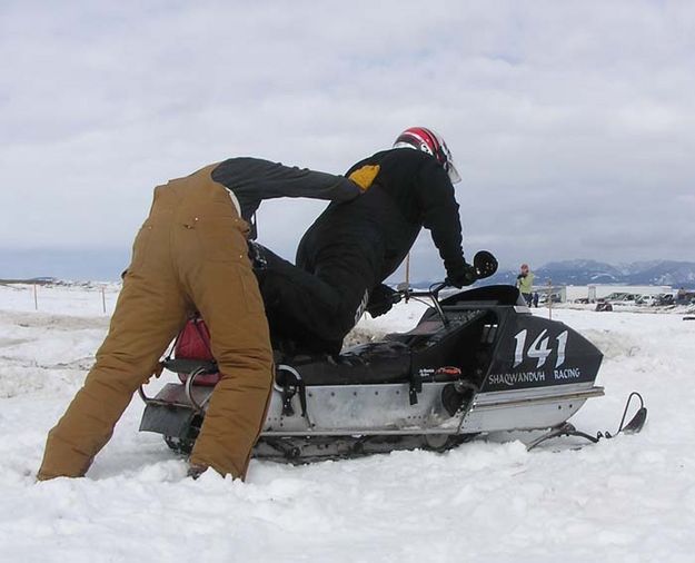 Needs a push. Photo by Dawn Ballou, Pinedale Online.