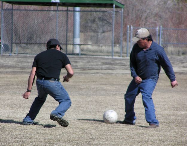 Ready to kick. Photo by Dawn Ballou, Pinedale Online.