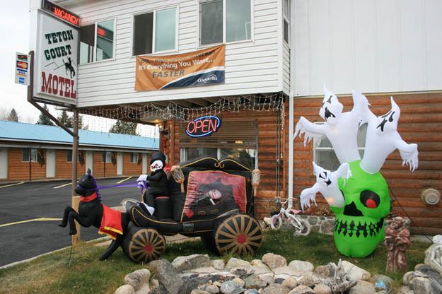 Halloween Scene. Photo by Dawn Ballou, Pinedale Online.