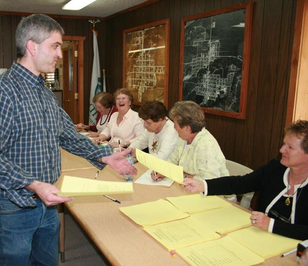 Getting his ballot. Photo by Dawn Ballou, Pinedale Online.