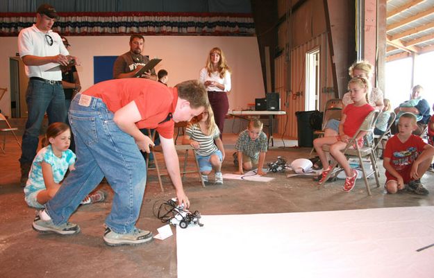 Conor Sullivan demo. Photo by Dawn Ballou, Pinedale Online.