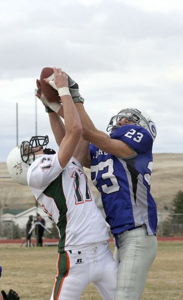 Lederer jump ball part 1. Photo by Jonathan Van Dyke, Pinedale Roundup.