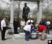 Memorial Wreath. Photo by Dawn Ballou, Pinedale Online.