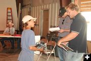 Chett Peterson judging. Photo by dawn Ballou, Pinedale Online.