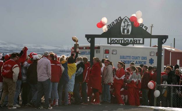 Taking the trophy home. Photo by Dawn Ballou, Pinedale Online.