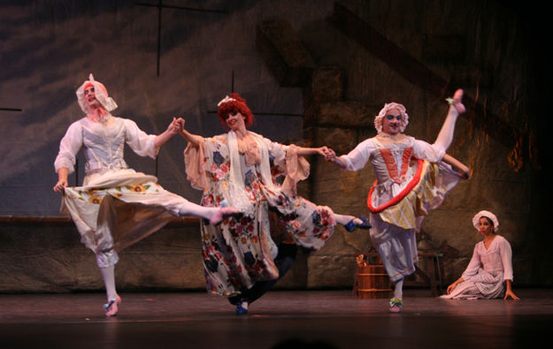 Step Sister Dance. Photo by Pam McCulloch, Pinedale Online.