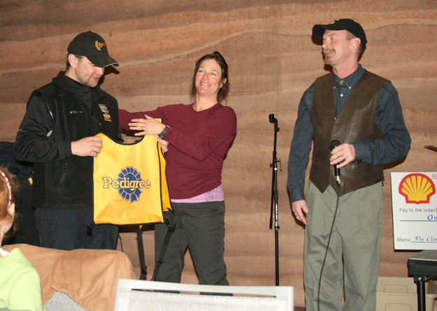 Passing the Yellow Bib. Photo by Dawn Ballou, Pinedale Online.