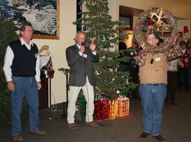 Wreath auction. Photo by Dawn Ballou, Pinedale Online.