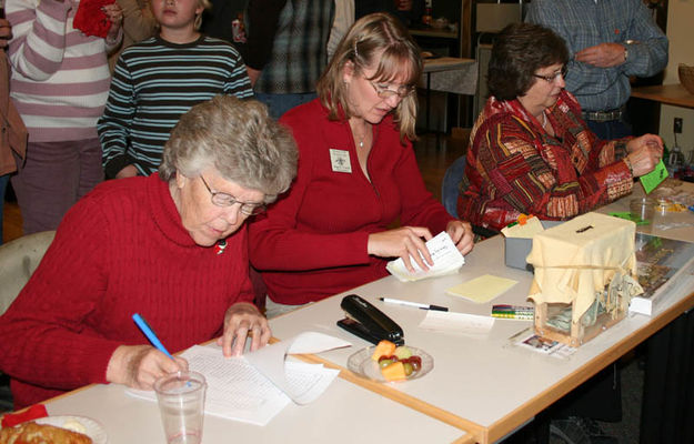 Keeping track. Photo by Dawn Ballou, Pinedale Online.