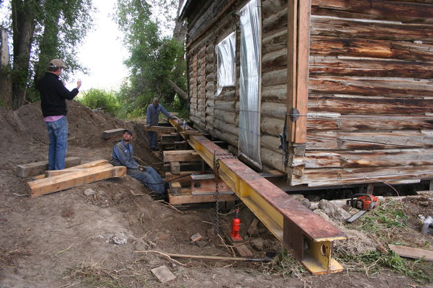 Moving the house. Photo by Clint Gilchrist, Pinedale Online.