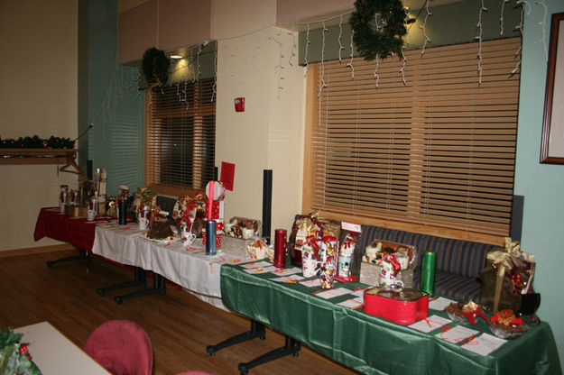 Silent Auction. Photo by Dawn Ballou, Pinedale Online.