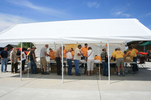 Buffalo Burger Lunch. Photo by Dawn Ballou, Pinedale Online.