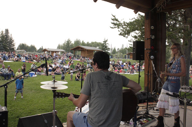 Hymn for Her & the crowd. Photo by Pinedale Online.