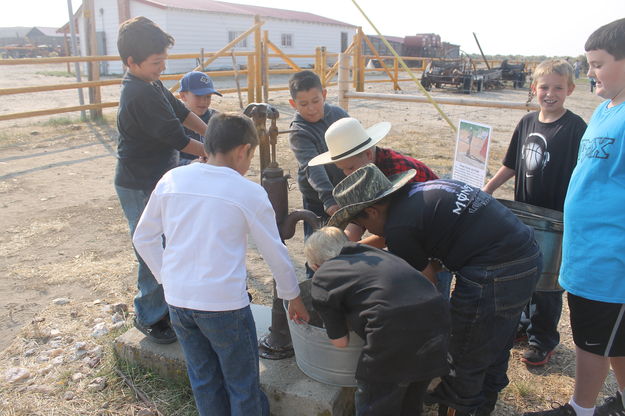 Pumping water. Photo by Dawn Ballou, Pinedale Online.