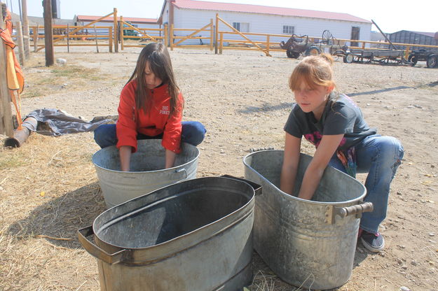 Rinsing out the soap. Photo by Dawn Ballou, Pinedale Online.