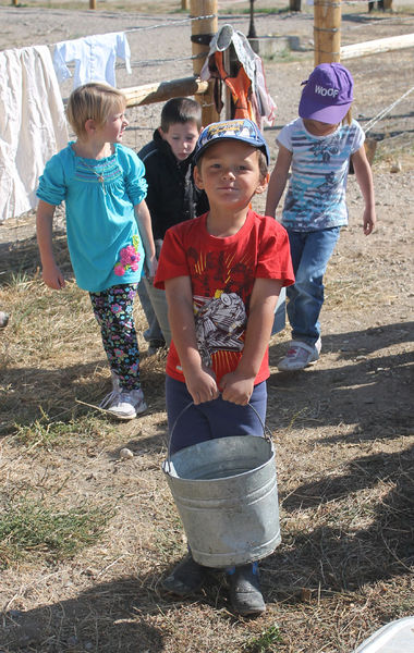 Carrying water. Photo by Clint Gilchrist, Pinedale Online.