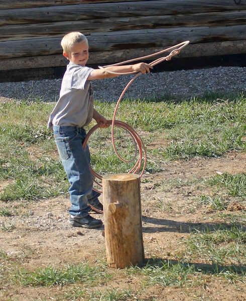 Throwing the rope. Photo by Pinedale Online.