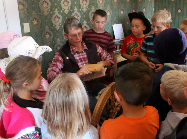 Making yarn. Photo by Clint Gilchrist, Pinedale Online.