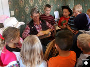 Making yarn. Photo by Clint Gilchrist, Pinedale Online.