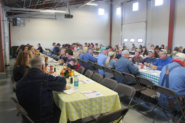 Big crowd. Photo by Dawn Ballou, Pinedale Online.