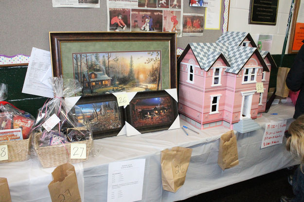 Great prizes. Photo by Dawn Ballou, Pinedale Online.