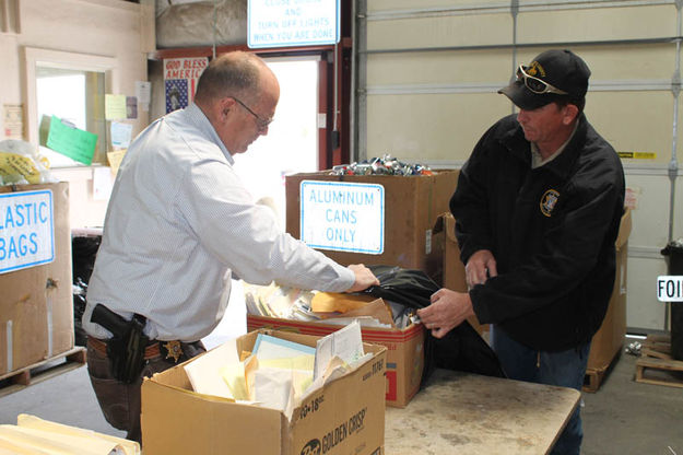 Bagging boxes. Photo by Dawn Ballou, Pinedale Online.