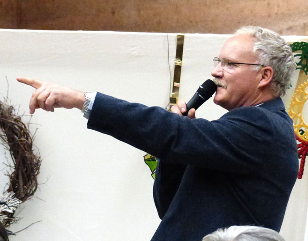 Auctioneer Jay Fear. Photo by Dawn Ballou, Pinedale Online.