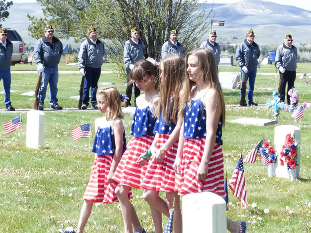 Noble girls. Photo by Dawn Ballou, Pinedale Online.