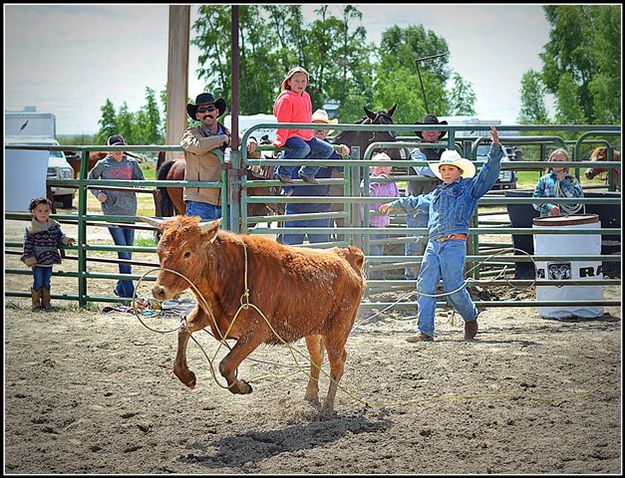 Emry Chute Roping. Photo by Terry Allen.