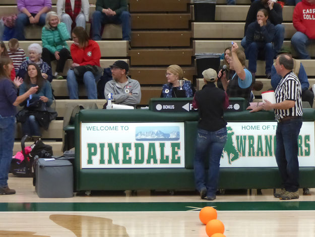 Reporter Joy wins the raffle. Photo by Dawn Ballou, Pinedale Online.